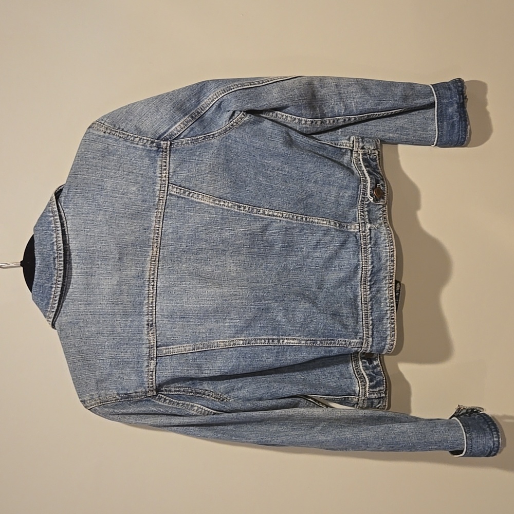 American Eagle Cropped Jean Jacket, Light Wash Distressed, Large - Picture 10 of 13